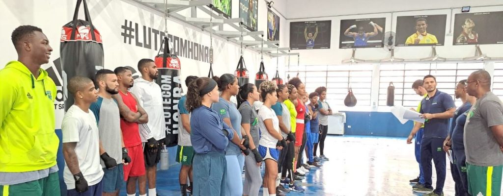 Atletas e comissão da seleção permanente da CBBoxe reunidos antes de treino em São Paulo