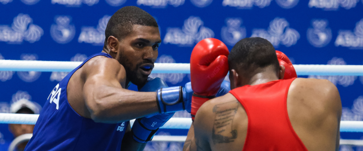 Abner Teixeira, de azul, golpeia atleta de uniforme vermelho