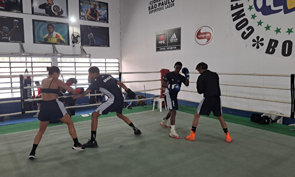 Atletas brasileiros em treino antes de embarcarem para o Mundial Juvenil de Boxe